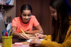 Adolescentes estudando e fazendo anotações